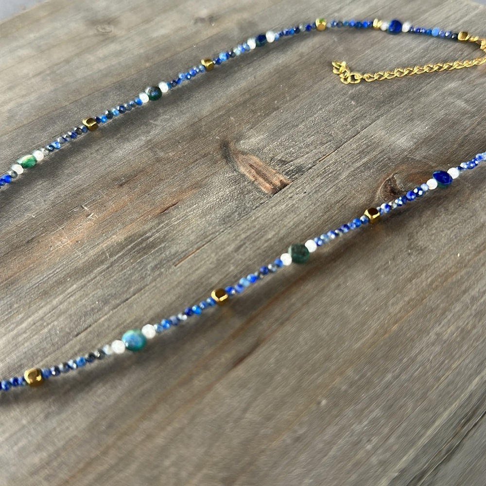 Dainty blue lapis and gold necklace - Picture 5 of 10